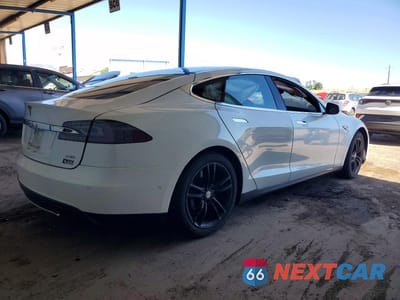 Trzecie zdjęcie samochodu z tyłu: 2016 TESLA MODEL S VIN:5YJSA1E2XGF124696 - miniatura