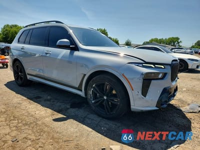 Czwarte zdjęcie samochodu z boku: 2025 BMW X7 XDRIVE40I VIN:5UX23EM06S9X20648 - miniatura