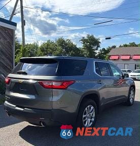 Czwarte zdjęcie samochodu z boku: 2018 CHEVROLET TRAVERSE LS VIN:1GNEVFKW2JJ166728 - miniatura