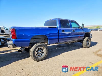 Trzecie zdjęcie samochodu z tyłu: 2004 CHEVROLET SILVERADO K2500 HEAVY DUTY VIN:1GCHK231X4F150004 - miniatura