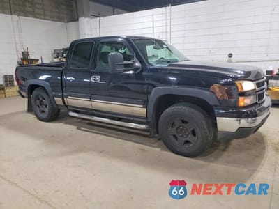 Czwarte zdjęcie samochodu z boku: 2006 CHEVROLET SILVERADO K1500 VIN:1GCEK19TX6Z173984 - miniatura