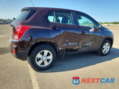 Trzecie zdjęcie samochodu z tyłu: 2021 CHEVROLET TRAX LS VIN:KL7CJNSB9MB341068 - miniatura
