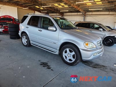 Czwarte zdjęcie samochodu z boku: 2005 MERCEDES-BENZ M CLASS ML350 4D SUV VIN:4JGAB57E95A549772 - miniatura