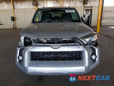 Piąte zdjęcie samochodu w środku: 2018 TOYOTA 4RUNNER SR5 VIN:JTEZU5JR5J5174040 - miniatura