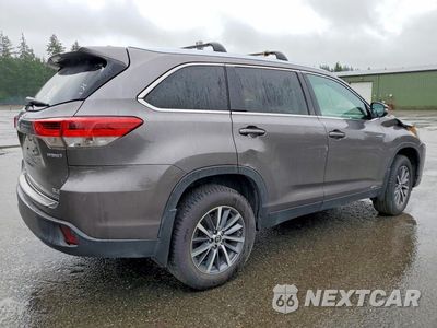 Trzecie zdjęcie samochodu z tyłu: 2019 TOYOTA HIGHLANDER HYBRID XLE VIN:5TDJGRFH6KS056204 - miniatura