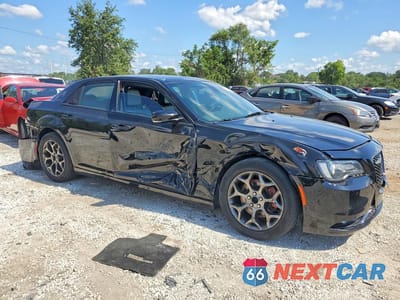 Czwarte zdjęcie samochodu z boku: 2017 CHRYSLER 300 S VIN:2C3CCAGG0HH512706 - miniatura