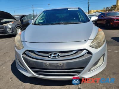 Piąte zdjęcie samochodu w środku: 2013 HYUNDAI ELANTRA GT BASE VIN:KMHD35LE0DU099555 - miniatura