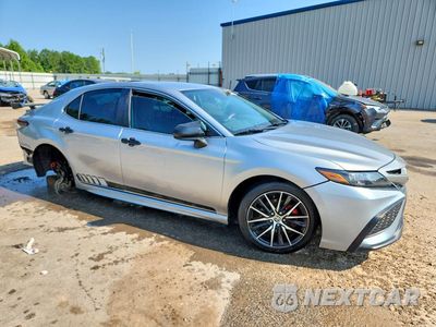 Czwarte zdjęcie samochodu z boku: 2021 TOYOTA CAMRY SE VIN:4T1G11AK0MU520615 - miniatura