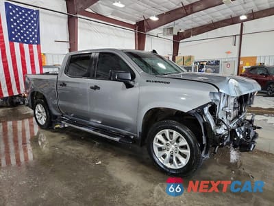 Czwarte zdjęcie samochodu z boku: 2024 CHEVROLET SILVERADO K1500 CUSTOM VIN:3GCPDBEK1RG454128 - miniatura
