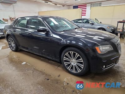 Czwarte zdjęcie samochodu z boku: 2014 CHRYSLER 300 S VIN:2C3CCABG4EH119813 - miniatura