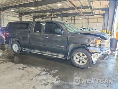 Czwarte zdjęcie samochodu z boku: 2010 GMC SIERRA K1500 SLE VIN:1GTSKVE37AZ113637 - miniatura