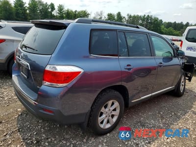 Trzecie zdjęcie samochodu z tyłu: 2012 TOYOTA HIGHLANDER BASE VIN:5TDBK3EH1CS131166 - miniatura