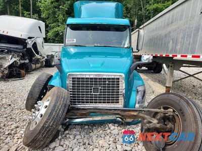 Piąte zdjęcie samochodu w środku: 2016 VOLVO VNL SEMI TRUCK VIN:4V4NC9EH4GN949326 - miniatura