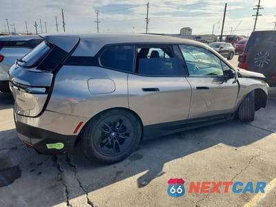 Trzecie zdjęcie samochodu z tyłu: 2023 BMW IX XDRIVE50 VIN:WB523CF03PCM19294 - miniatura