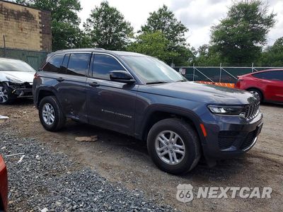 Czwarte zdjęcie samochodu z boku: 2022 JEEP GRAND CHEROKEE LAREDO VIN:1C4RJHAG9N8633037 - miniatura