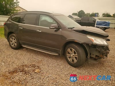 Czwarte zdjęcie samochodu z boku: 2017 CHEVROLET TRAVERSE LT VIN:1GNKVHKD7HJ141671 - miniatura