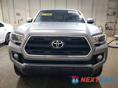 Piąte zdjęcie samochodu w środku: 2017 TOYOTA TACOMA SR5 V6 VIN:5TFCZ5AN7HX093211 - miniatura