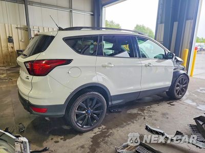 Trzecie zdjęcie samochodu z tyłu: 2019 FORD ESCAPE SE VIN:1FMCU9GD1KUA79880 - miniatura