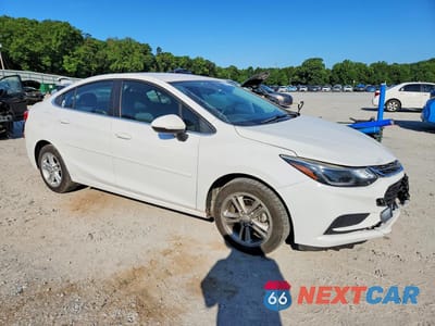 Czwarte zdjęcie samochodu z boku: 2017 CHEVROLET CRUZE LT VIN:1G1BE5SM9H7170893 - miniatura