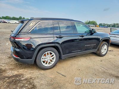 Trzecie zdjęcie samochodu z tyłu: 2025 JEEP GRAND CHEROKEE LAREDO VIN:1C4RJHAG6SC366691 - miniatura