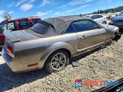 Trzecie zdjęcie samochodu z tyłu: 2005 FORD MUSTANG VIN:1ZVFT84N255228286 - miniatura