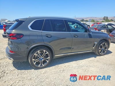 Trzecie zdjęcie samochodu z tyłu: 2026 BMW X5 XDRIVE50E VIN:5UX43EU08T9039076 - miniatura