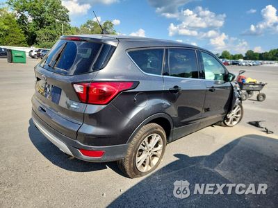 Trzecie zdjęcie samochodu z tyłu: 2019 FORD ESCAPE SE VIN:1FMCU9GD1KUB91062 - miniatura
