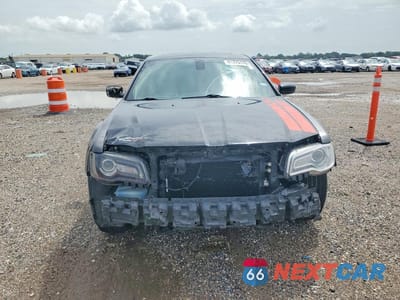 Piąte zdjęcie samochodu w środku: 2018 CHRYSLER 300 S VIN:2C3CCAGG9JH256362 - miniatura