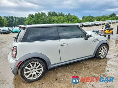 Trzecie zdjęcie samochodu z tyłu: 2011 MINI COOPER S VIN:WMWSV3C55BTY20091 - miniatura