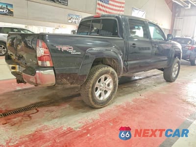 Trzecie zdjęcie samochodu z tyłu: 2010 TOYOTA TACOMA DOUBLE CAB VIN:3TMLU4EN7AM049076 - miniatura