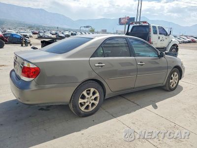 Trzecie zdjęcie samochodu z tyłu: 2005 TOYOTA CAMRY XLE VIN:4T1BE30K55U584923 - miniatura