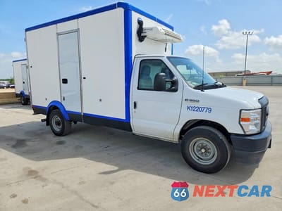 Czwarte zdjęcie samochodu z boku: 2023 FORD E350 REFRIGERATED BOX TRUCK VIN:1FDWE3FK1PDD26510 - miniatura