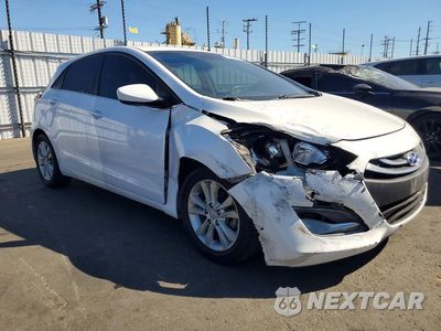 Czwarte zdjęcie samochodu z boku: 2014 HYUNDAI ELANTRA GT BASE VIN:KMHD35LH0EU220256 - miniatura