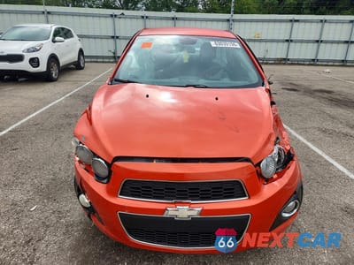Piąte zdjęcie samochodu w środku: 2013 CHEVROLET SONIC LT VIN:1G1JC5SH7D4176000 - miniatura