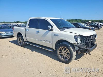 Czwarte zdjęcie samochodu z boku: 2015 NISSAN TITAN SL VIN:1N6BA0EC8FN504099 - miniatura
