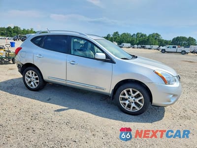 Czwarte zdjęcie samochodu z boku: 2013 NISSAN ROGUE S VIN:JN8AS5MV6DW625172 - miniatura