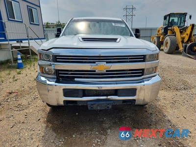 Piąte zdjęcie samochodu w środku: 2017 CHEVROLET SILVERADO K3500 VIN:1GC4KYEYXHF233773 - miniatura