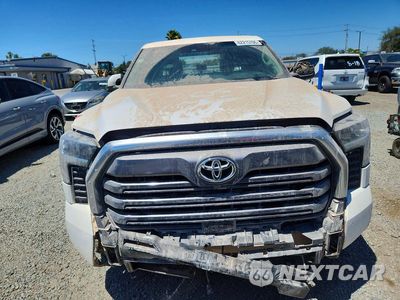 Piąte zdjęcie samochodu w środku: 2023 TOYOTA TUNDRA CREWMAX LIMITED VIN:5TFJA5AB1PX028261 - miniatura