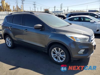 Czwarte zdjęcie samochodu z boku: 2018 FORD ESCAPE SE VIN:1FMCU0GDXJUB28066 - miniatura
