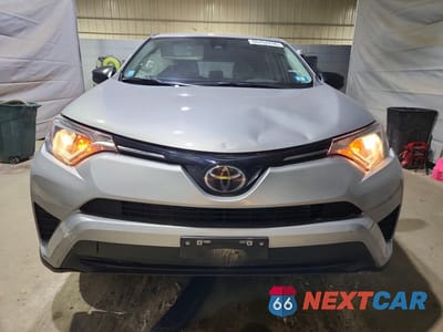 Piąte zdjęcie samochodu w środku: 2018 TOYOTA RAV4 LE VIN:2T3BFREV3JW849648 - miniatura