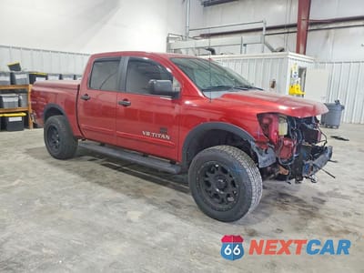 Czwarte zdjęcie samochodu z boku: 2015 NISSAN TITAN SV VIN:1N6AA0EC2FN501825 - miniatura