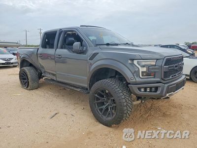 Czwarte zdjęcie samochodu z boku: 2018 FORD F150 RAPTOR VIN:1FTFW1RGXJFB81962 - miniatura