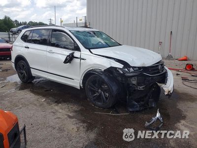 Czwarte zdjęcie samochodu z boku: 2024 VOLKSWAGEN TIGUAN SE R-LINE BLACK VIN:3VVCB7AX9RM064321 - miniatura
