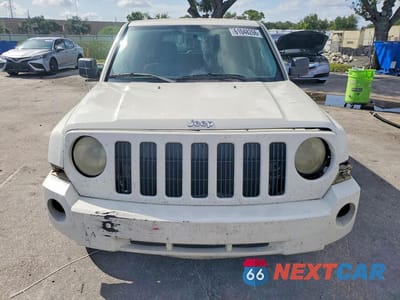 Piąte zdjęcie samochodu w środku: 2010 JEEP PATRIOT SPORT VIN:1J4NT2GB2AD622040 - miniatura