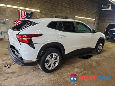 Trzecie zdjęcie samochodu z tyłu: 2024 CHEVROLET TRAX LS VIN:KL77LFE20RC121560 - miniatura