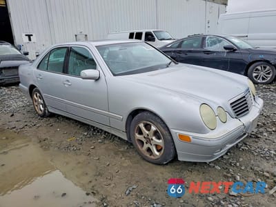 Czwarte zdjęcie samochodu z boku: 2002 MERCEDES-BENZ E 320 VIN:WDBJF65J92B500803 - miniatura