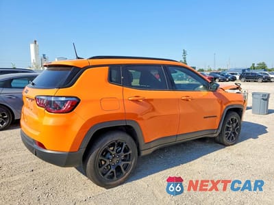 Trzecie zdjęcie samochodu z tyłu: 2026 JEEP COMPASS LATITUDE VIN:3C4NJDBN3TT179421 - miniatura