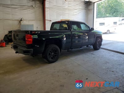 Trzecie zdjęcie samochodu z tyłu: 2018 CHEVROLET SILVERADO K1500 LT VIN:1GCVKREC8JZ198203 - miniatura