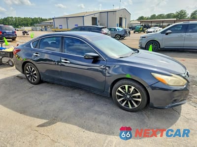 Czwarte zdjęcie samochodu z boku: 2018 NISSAN ALTIMA 2.5 SV VIN:1N4AL3AP1JC206703 - miniatura