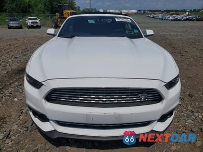 Piąte zdjęcie samochodu w środku: 2017 FORD MUSTANG VIN:1FATP8UH7H5211966 - miniatura